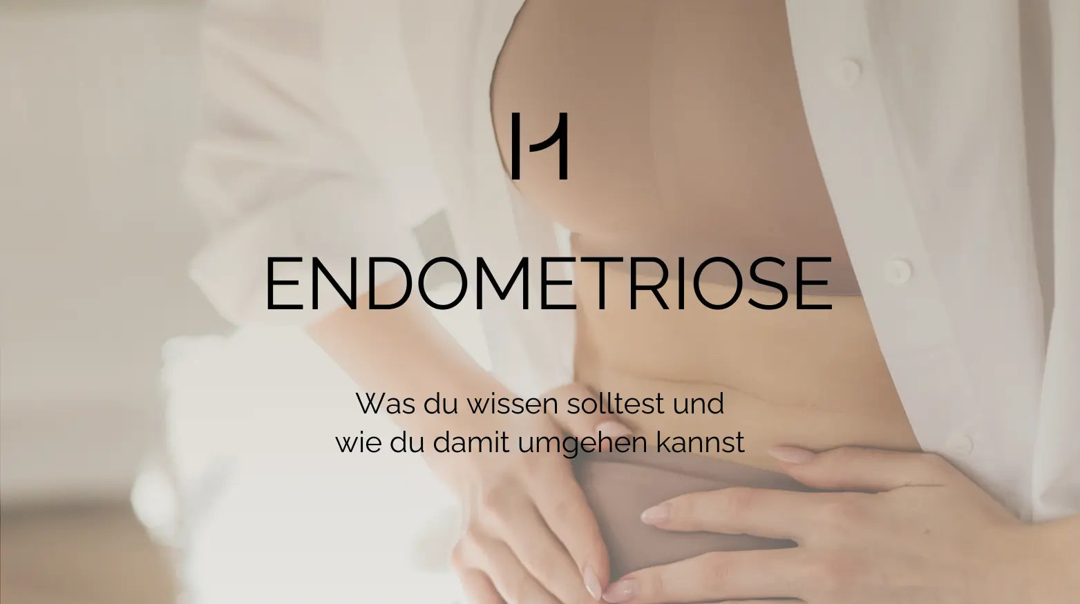 Symbolbild Endometriose, Frau hält ihren Unterleib