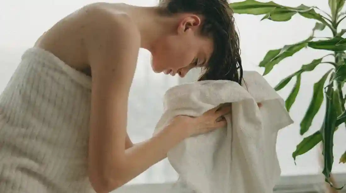 Haarausfall bei Frauen: Ursachen, Phasen und was wirklich hilft