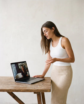 Frau bei einer Online-Videosprechstunde mit einer Hormonic Ärztin am Laptop.