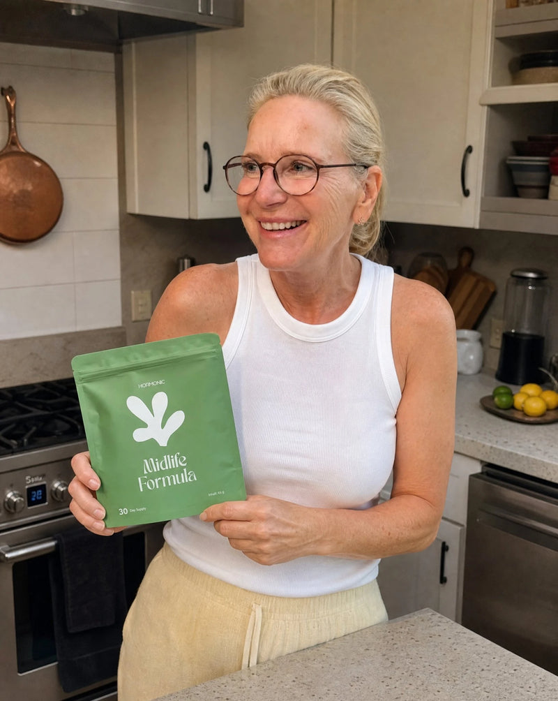 Frau hält einen Midlife Formula Beutel in der Küche
